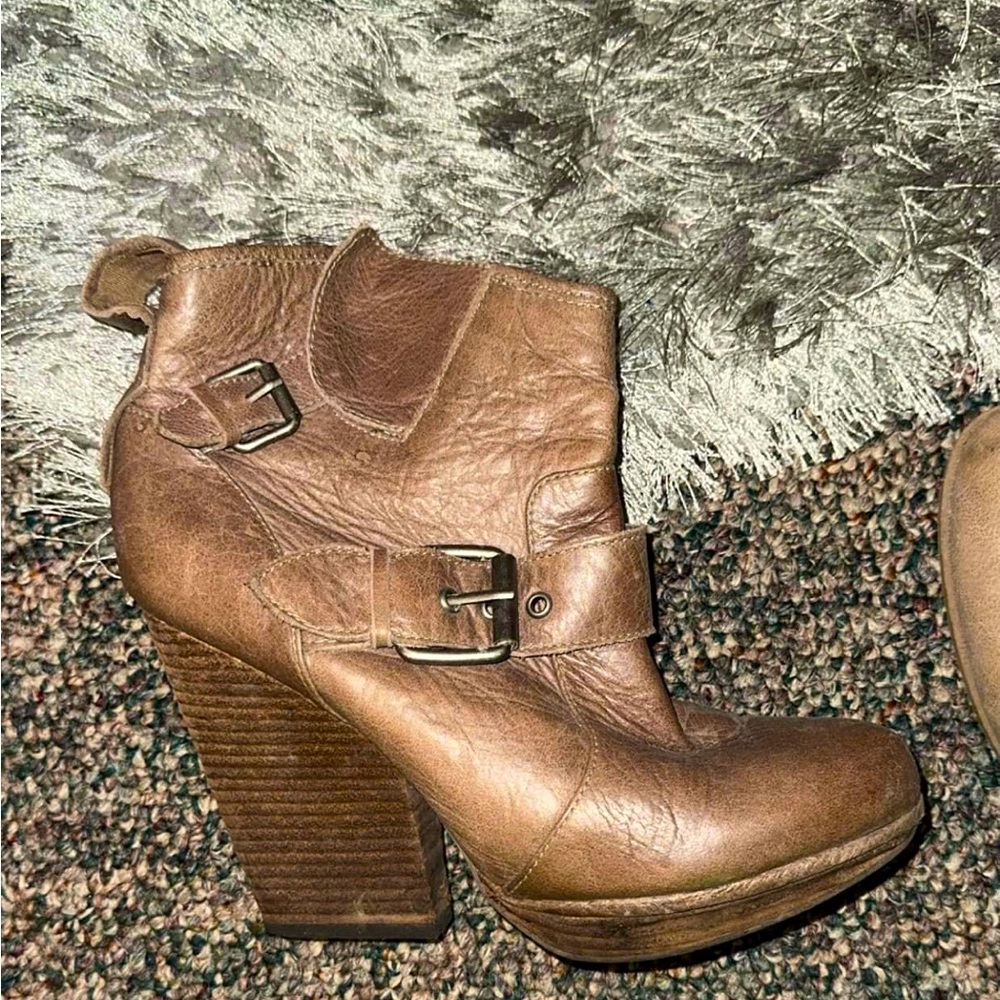 Women’s heeled boot size 8